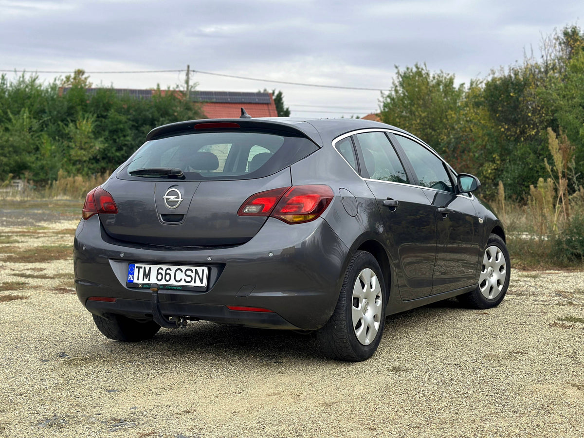 Opel Astra J 1.6 Edition • 2011 • Benzină • 115 CP • Euro 5 • Proprietar • Acte la zi • Fiscal pe loc
